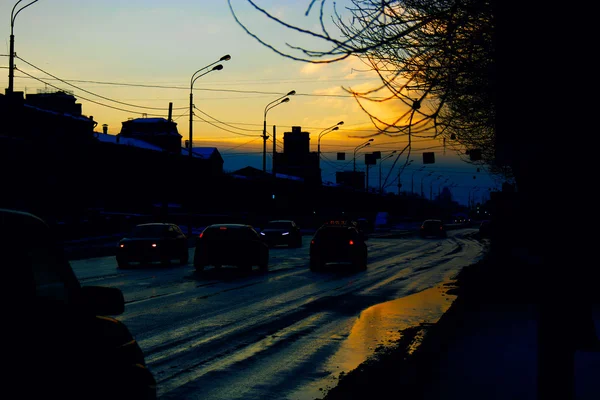 Rue de la ville et voitures au coucher du soleil au début du printemps — Photo