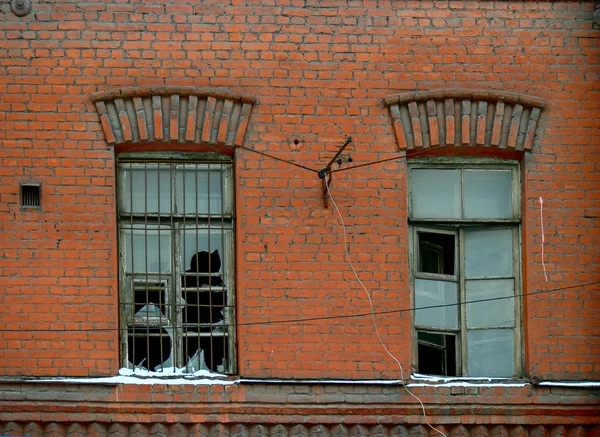 Stare okna z tłuczonego szkła — Zdjęcie stockowe