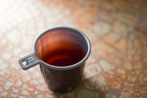 小外卖的塑料杯里的茶，浅景深，选择性焦点 — 图库照片