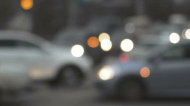 Şehirde trafik. Dusk defocused