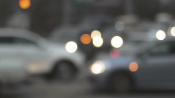 Trafic dans la ville. Crépuscule déconcentré 