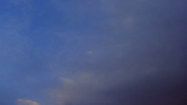 Nubes en movimiento y cielo azul oscureciendo — Vídeos de Stock