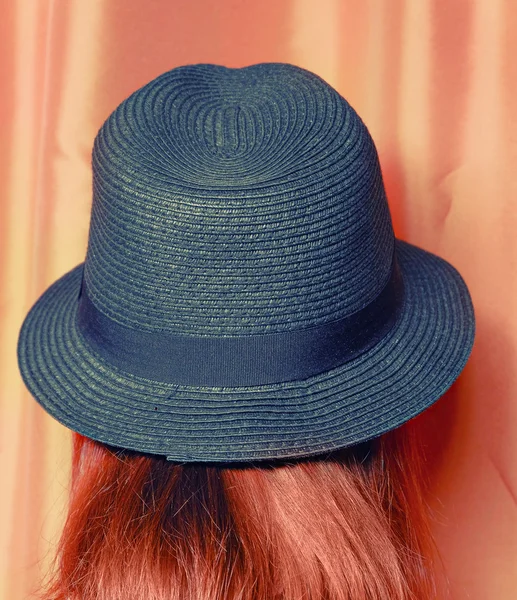 Flicka i hatt hipster stil tonas bild — Stockfoto