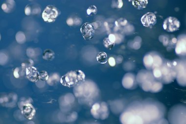 Su vurgulu havaya bırakır.