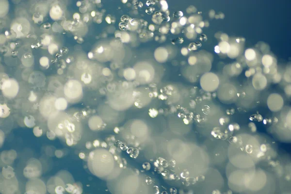 Gotas de agua vuelan en el aire — Foto de Stock