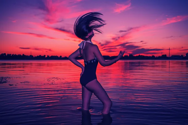 Fata în mare la apus de soare — Fotografie, imagine de stoc