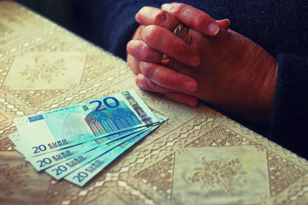 Femme âgée avec de l'argent en euros — Photo