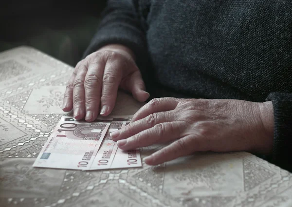 Femme âgée avec de l'argent en euros — Photo