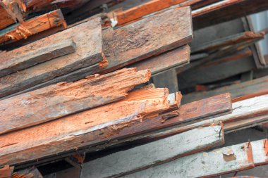 Yığın eski ahşap plakalar kullanılan