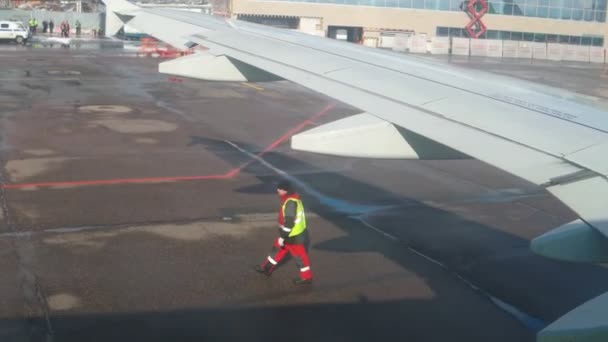 Flugzeug rollt in Flughafen — Stockvideo