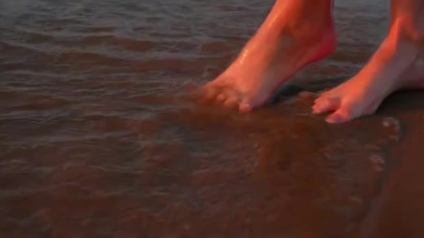Ženské nohy na písečné pláži — Stock video