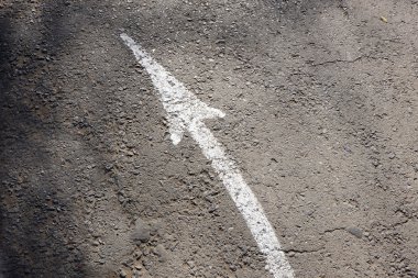 Asfalt yol üzerinde yön oku