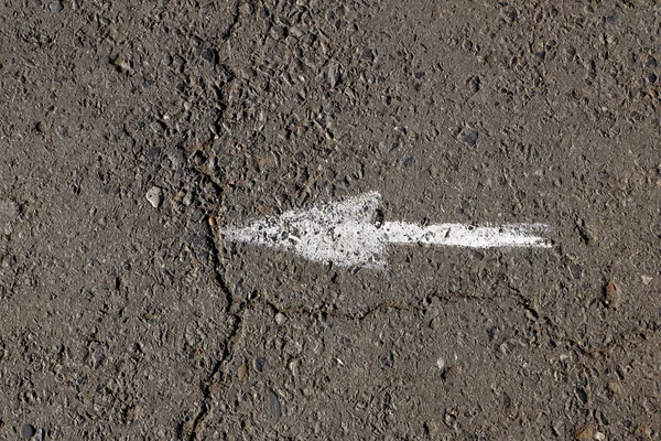 Flèche blanche sur route asphaltée — Photo