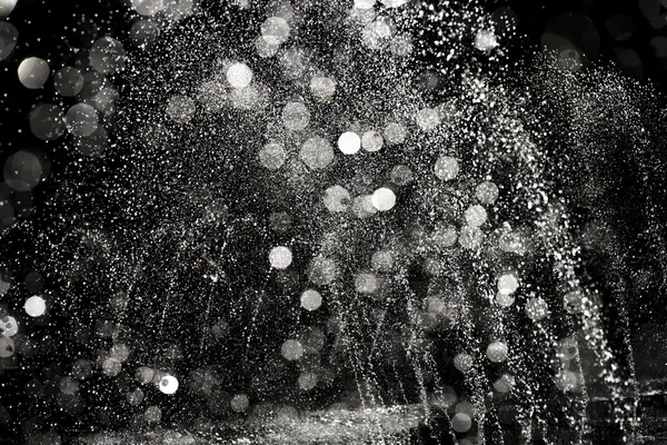 Gotas de agua de la fuente en el aire — Foto de Stock