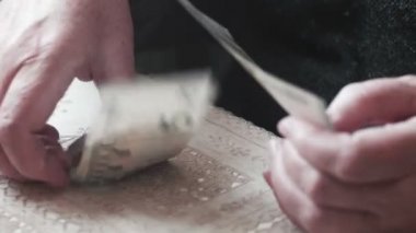 Üst düzey kadın Euro banknot sayma