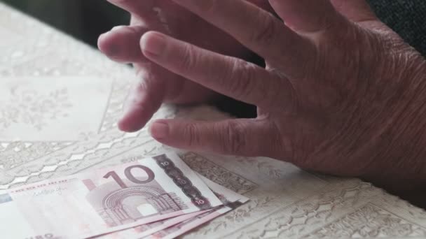 Signora anziana con banconote in euro — Video Stock