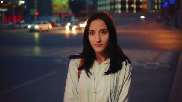 Mujer joven en la ciudad por la noche — Vídeo de stock