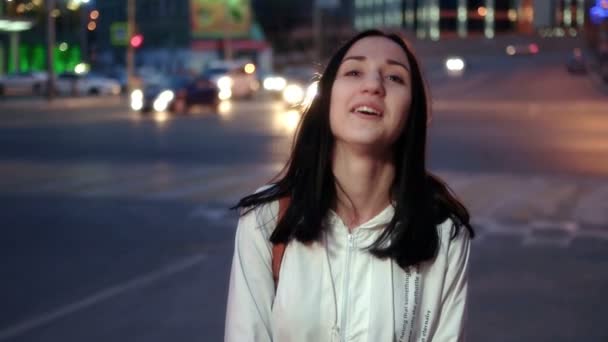 Şehirde genç mutlu kadın — Stok video