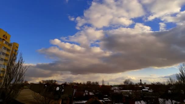 Σύννεφα πάνω από τα σπίτια στο Αστραχάν — Αρχείο Βίντεο
