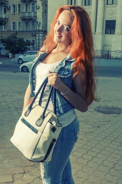 Mujer pelirroja con bolso de moda — Foto de Stock