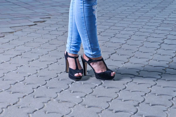 Gambe femminili in jeans — Foto Stock