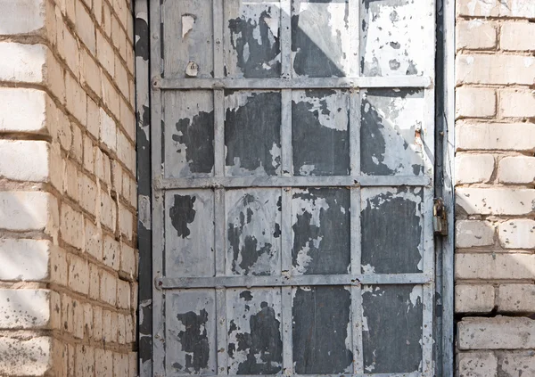 Metallisches Gitter an Ziegelmauer — Stockfoto