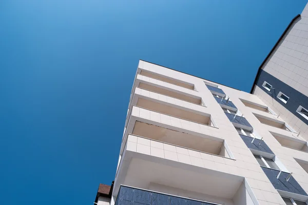 Nowoczesny budynek przeciw błękitne niebo — Zdjęcie stockowe