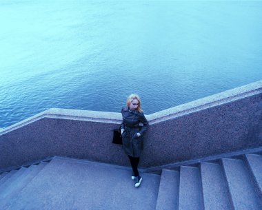 Granit nehir dolgu üzerinde poz pensive kadın metin için yer çok