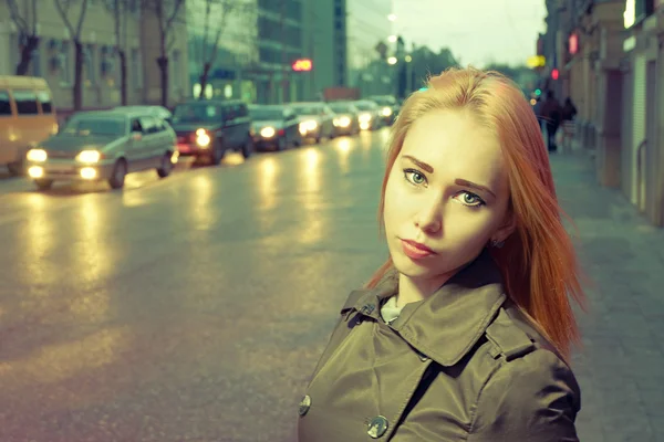 Pretty girl in the night city in the street. City lights and carlights defocused on background. Vintage color — Stock Photo, Image