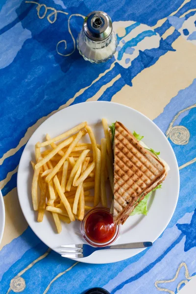 Plaka üzerinde sandviç ve kızartma — Stok fotoğraf