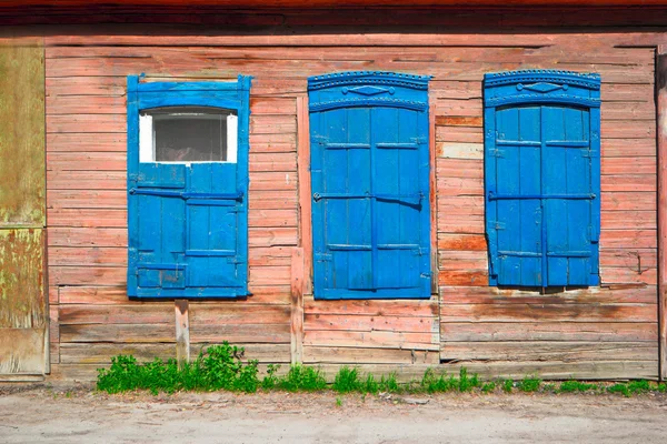 Gammalt träblått fönster av slum hus i Astrachan, Ryssland — Stockfoto