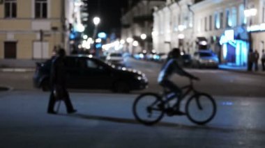 Baston yaşlı adamla zayıfça gece şık ışıklar, vintage renk, renkli atış ile sokak boyunca karıştırılır. Defocused