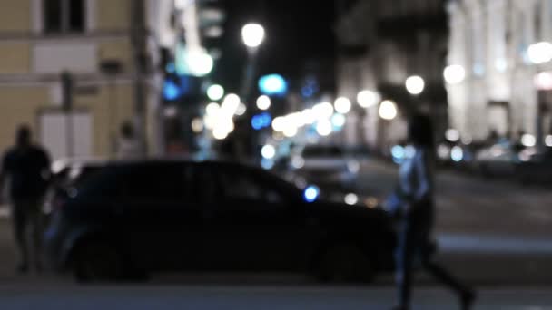 Fuera de foco toma de una escena de la ciudad en la noche con luces de lujo y caminar personas irreconocibles, color sepia vintage — Vídeo de stock