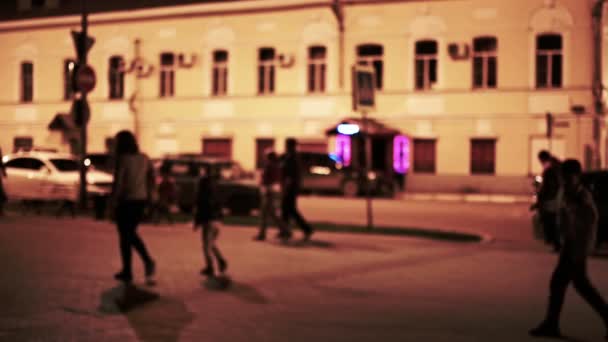 Mann jagt einen Jungen. urbane Nachtszene, defokussiert. Getönter Schuss — Stockvideo