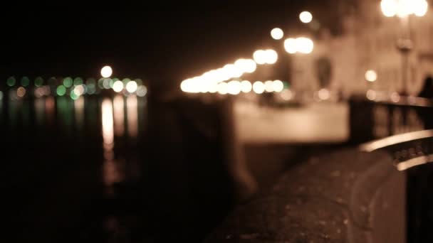 Cena urbana fora de foco. Cidade noite reflexão de luz no rio. Fora do foco da luz da noite da cidade com bokeh agradável, frente à água da cidade à noite turva. Fundo abstrato. Cor vintage. Tonificado — Vídeo de Stock