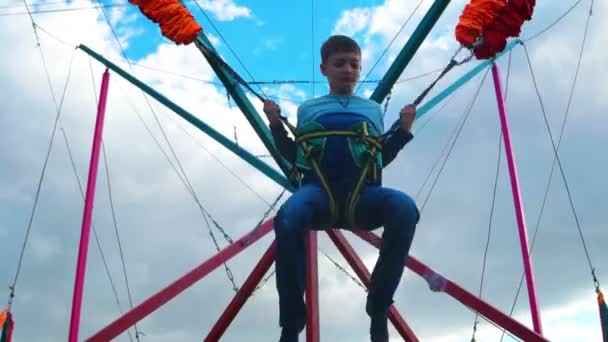 Junge springen. glückliche Kindheit Sommervergnügen. — Stockvideo