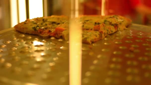 Drehende Pizza im Fast-Food-Laden, nur zwei Stück auf dem Teller — Stockvideo