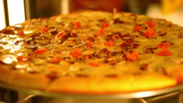 Heerlijke pizza roterende, selectieve aandacht, warme toon kleur — Stockvideo
