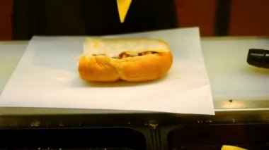 Şeffaf glowes Şef eklemek peynir sandviç