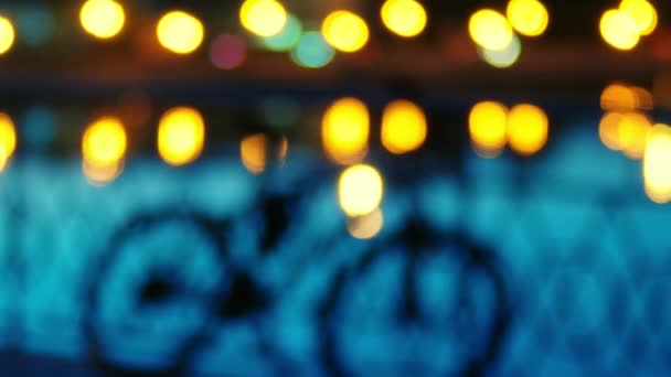 Wazig berg fiets in nacht stad tegen wazig straatverlichting. Vintage kleuren — Stockvideo