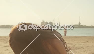 Kaygısız kadın eğleniyor günbatımında sahilde. Tatil seyahat, canlılık ve sağlıklı yaşam kavramı. O mutluluk ve zevk sakin doğa tatil seyahat sırasında hisseder. Vintage renk