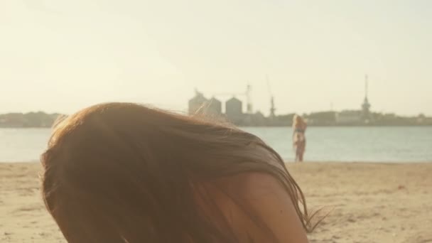Zorgeloos vrouw plezier in de zonsondergang op het strand. Vakantie reizen, vitaliteit en gezond woonconcept. Ze voelt zich blij en genieten van de serene natuur tijdens vakantie reizen. Vintage kleuren — Stockvideo
