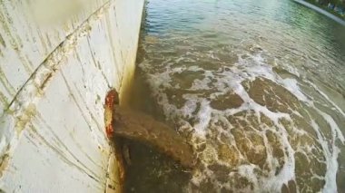 Şehir nehir kirli su akar bir borudan. Kanalizasyon drenaj taşır