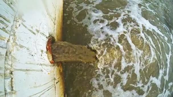 Avloppet bär avloppsvatten. Smutsiga vatten industriella avlopp — Stockvideo