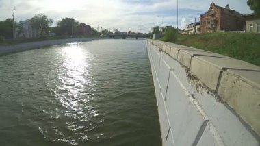 Eski Avrupa şehri, ağır çekim aşağı nehir