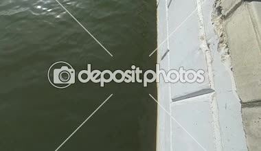 Yavaş şehir nehir görünümü yukarıda üzerinde uçmak