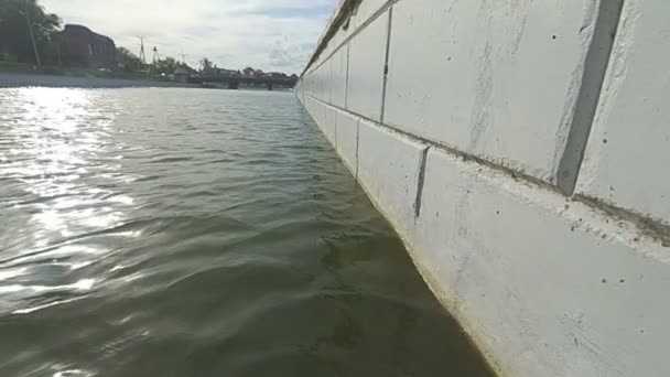 Visão de baixo ângulo da superfície da água do rio e parede de cimento — Vídeo de Stock