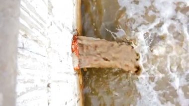 Paslı boru nehir üstten görünüm boşaltma.