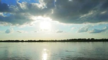 Günbatımı üzerinde Volga Nehri yakınında Astrakhan, Rusya Federasyonu. Timelapse