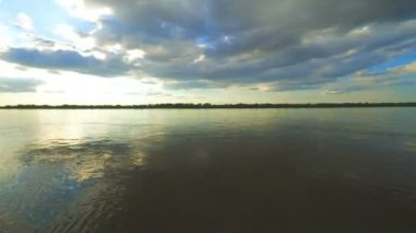 Astrakhan, Rusya Federasyonu yakınındaki bir Volga Nehri üzerinde bulutlar uçmak. Timelapse